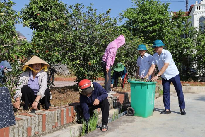 Lãnh đạo xã Xuân Mai và người dân địa phương vệ sinh khuôn nhà văn hóa thôn Gò Cáo. Ảnh: Kim Nhuệ