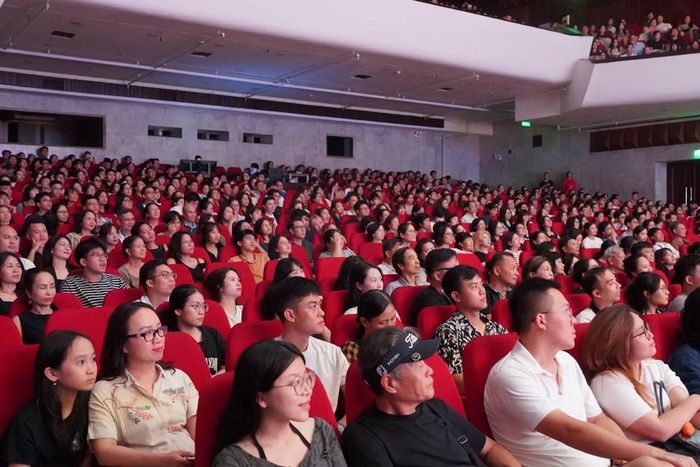 Khán phòng chật kín khán giả