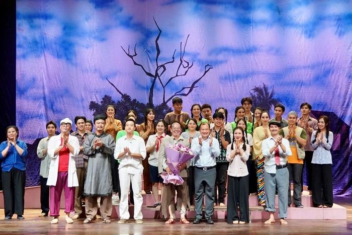 Thứ trưởng Thường trực Bộ VHTTDL Lê Hải Bình tặng hoa chúc mừng tập thể Nhà hát Kịch Việt Nam sau đêm diễn thành công