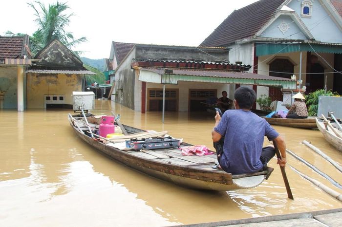 Hàng chục ngôi nhà cùng các tài sản, vật dụng của người dân ở thôn Vĩnh Hoàn (xã Con Cuông) bị chìm trong nước lũ với độ sâu gần 2m. Ảnh: Xuân Tiến - TTXVN