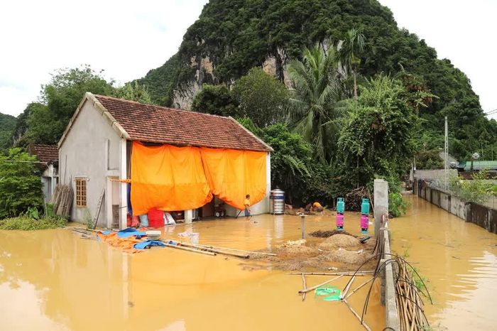 Vùng hạ lưu sông Lam thuộc địa bàn xã Con Cuông bị nước lũ bao vây, cô lập. Ảnh: Xuân Tiến - TTXVN