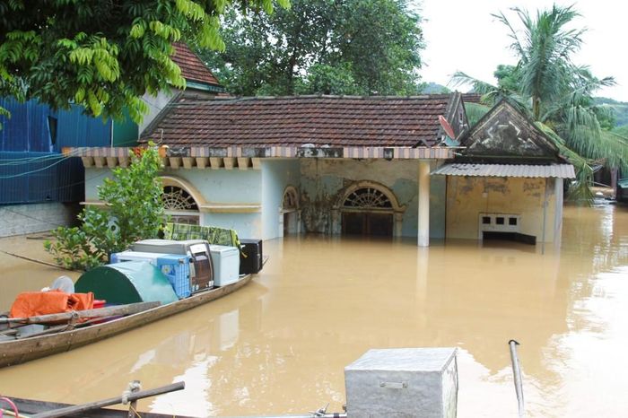 Nước lũ dâng cao gây ngập nhà dân ở vùng hạ lưu sông Lam. Ảnh: Xuân Tiến - TTXVN