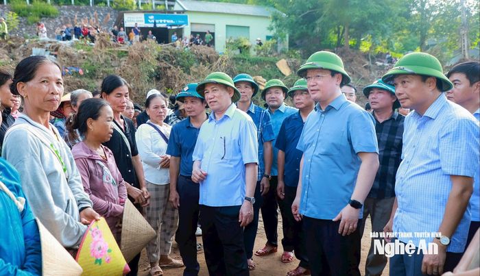 Phó Thủ tướng Hồ Đức Phớc chia sẻ với người dân xã Mỹ Lý. Ảnh: Thành Duy