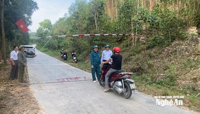 Xã Hùng Châu triển khai lực lượng chức năng túc trực tại chốt kiểm soát yêu cầu mọi người ra, vào rừng đều phải khai báo thông tin cá nhân nhằm giảm nguy cơ cháy rừng. Ảnh: Văn Trường
