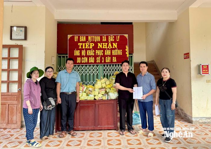 Đoàn trao tặng 51 suất quà ủng hộ người dân xã Bắc Lý. Ảnh: PV