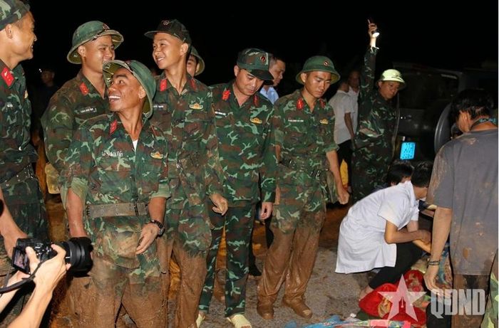 Vượt qua những khó khăn, nhọc nhằn, nụ cười chiến sĩ trẻ luôn rạng rỡ khi hoàn thành nhiệm vụ.