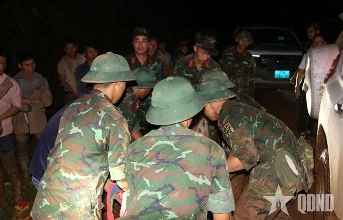Các chiến sĩ hỗ trợ vận chuyển nạn nhân lên xe cứu thương.