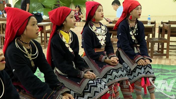 Một buổi học hát của trẻ em người Dao Tiền ở Bản Ca, xã Nghĩa Tá.