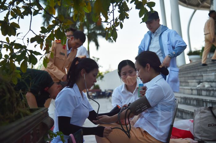 Nắng nóng, có vài nữ sỹ quan bị sốc nhiệt và đã được y, bác sỹ Bệnh viện CATP chăm sóc kịp thời