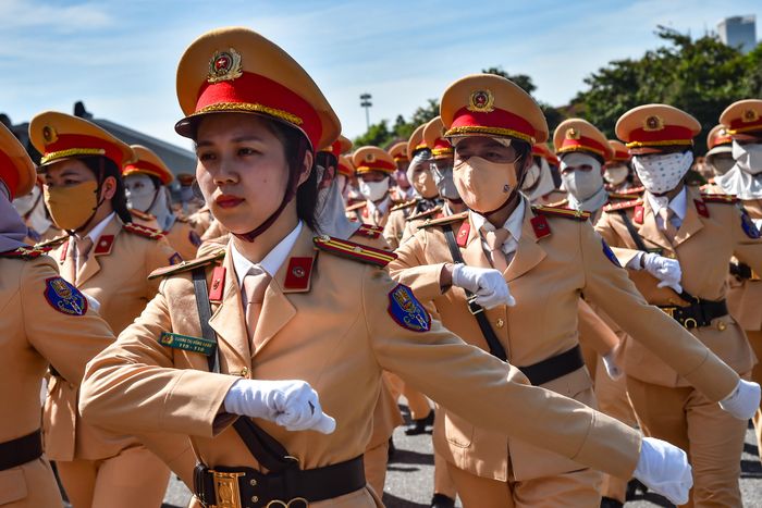 Nắng nóng gay gắt, nhiều nữ cán bộ tham gia diễu binh, diễu hành phải tạm dụng khẩu trang, khăn che mặt chống nắng