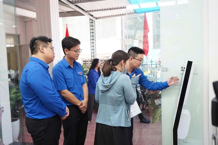 Đoàn Thanh niên hỗ trợ người dân lấy số thứ tự để giải quyết TTHC tại các TTPVHCC. Ảnh: PT.