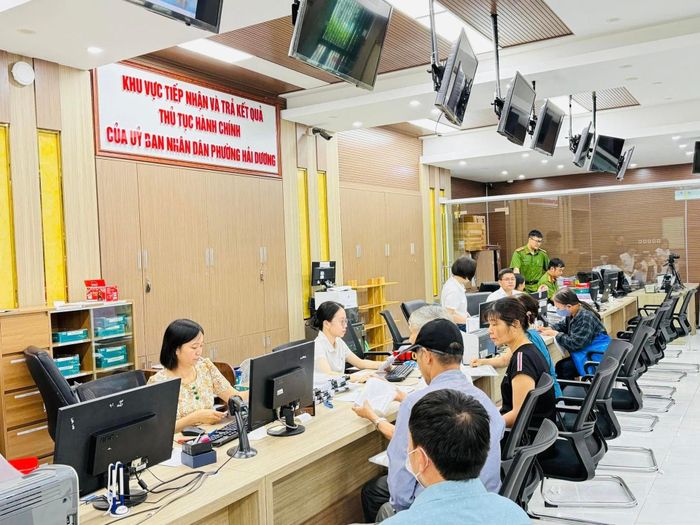 Khu vực tiếp nhận và trả kết quả TTHC của UBND phường Hải Dương, TP Hải Phòng được trang bị hiện đại. Ảnh: TB.