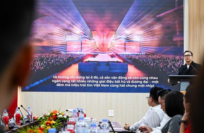 Tổng đạo diễn chương trình Đặng Lê Minh Trí giới thiệu thiết kế và ý tưởng sân khấu của “Tổ quốc trong tim”