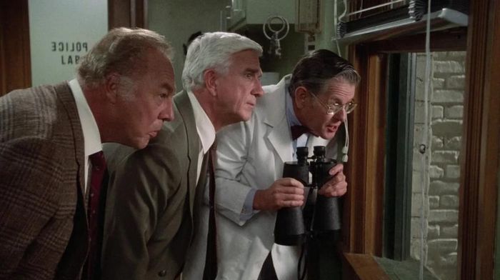 Cảnh trong phim "Naked Gun"