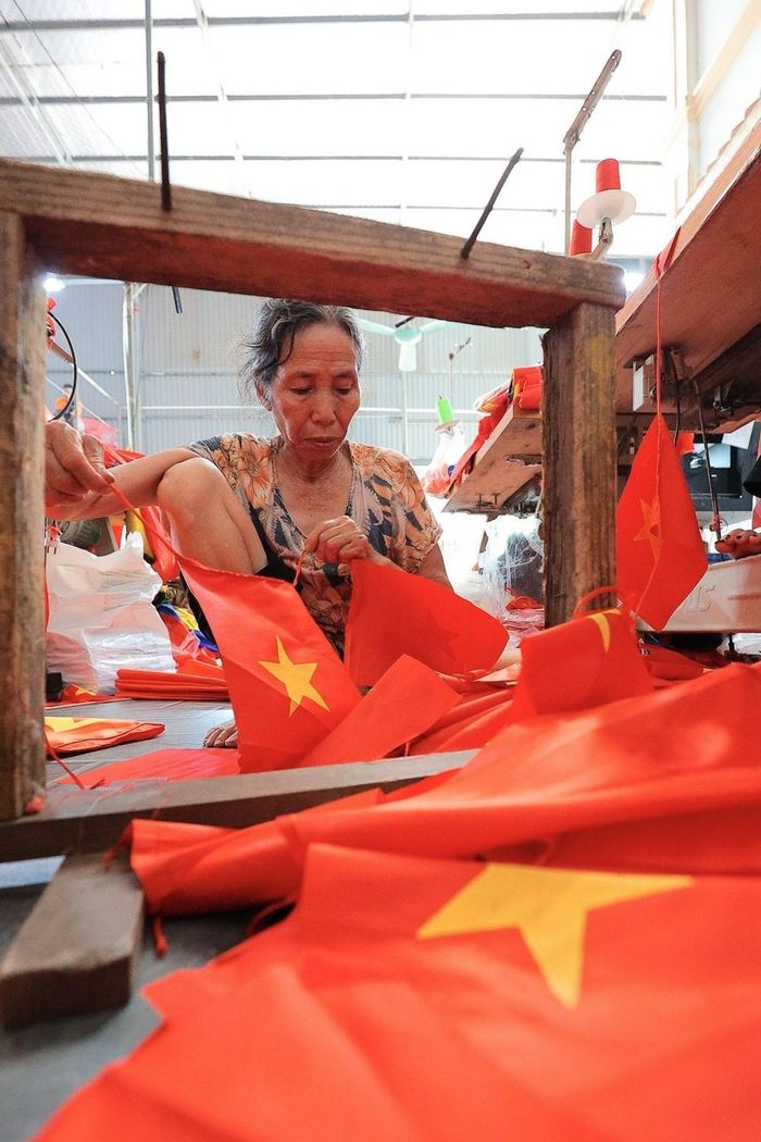 Nghề thêu, may cờ Tổ quốc vẫn được các thế hệ người làng Từ Vân giữ gìn và phát triển. Ảnh: Khánh Hòa – TTXVN