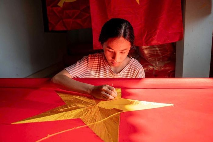 Nghề thêu, may cờ Tổ quốc vẫn được các thế hệ người làng Từ Vân giữ gìn và phát triển. Ảnh: Khánh Hòa – TTXVN