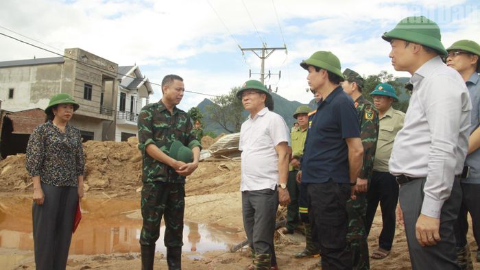  Cùng với các đoàn công tác của Tỉnh ủy, Ủy ban nhân dân tỉnh và các sở, ngành trực tiếp đến thăm hỏi, hỗ trợ, ngày 3/8, Đoàn công tác của đồng chí Lê Thành Long, Phó Thủ tướng Chính phủ cũng đã trực tiếp đến kiểm tra công tác khắc phục và ổn định đời sống người dân vùng lũ ở Sơn La. 