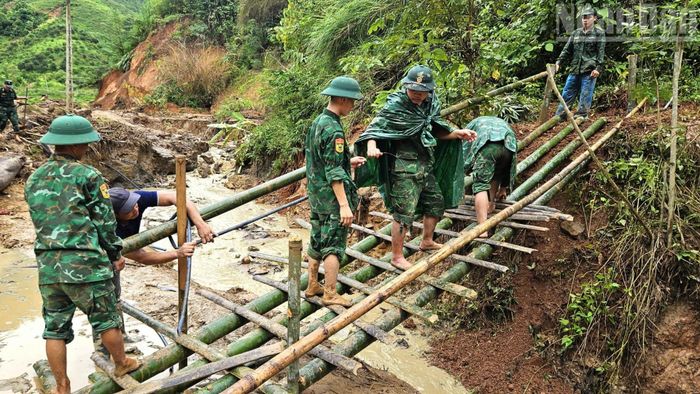  Thời điểm này, các lực lượng đang nỗ lực hỗ trợ người dân tại các xã, bản khắc phục hậu quả thiên tai, nhanh chóng ổn định đời sống cho người dân vùng lũ. 