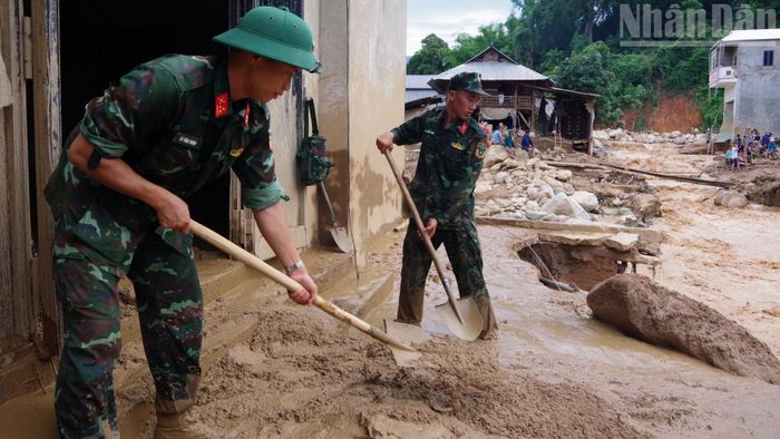  Ngay khi xảy ra mưa lũ, tỉnh Sơn La đã huy động hàng nghìn lượt cán bộ, chiến sĩ các lực lượng vũ trang và người dân tham gia khắc phục hậu quả và hỗ trợ người dân vùng lũ. 