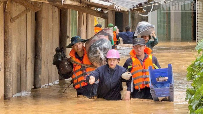  Các lực lượng cứu hộ của Sơn La đã hỗ trợ, giúp đỡ kịp thời các hộ dân vùng lũ di dời an toàn người và tài sản ra khỏi khu vực nguy hiểm. 
