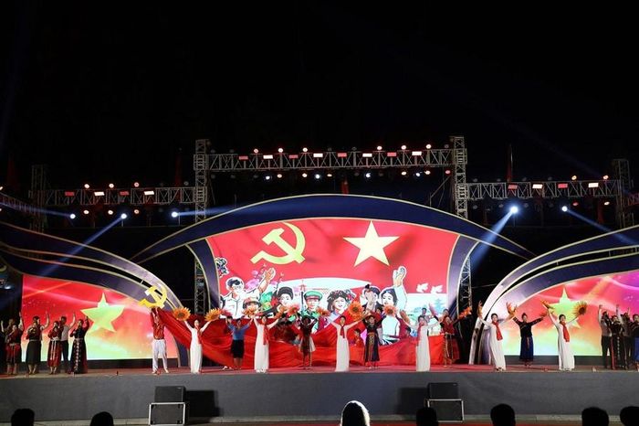 Văn nghệ khai mạc "Hội thi tuyên truyền lưu động toàn quốc" tại Tuyên Quang.