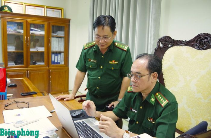 Đại tá Nguyễn Quốc Cường (bên phải), Phó Chủ nhiệm Chính trị BĐBP kiểm tra, hướng dẫn một số nội dung công tác Đảng, công tác chính trị. Ảnh: Lê Khoa