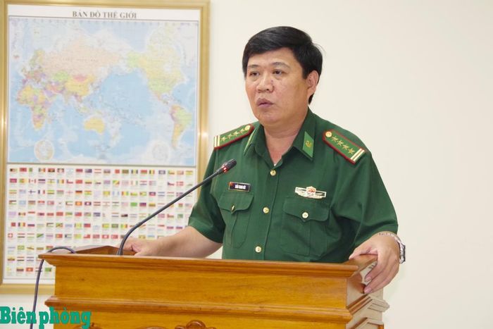 Đại tá Trần Thanh Đức, Chỉ huy trưởng Ban Chỉ huy BĐBP thành phố Hồ Chí Minh báo cáo kết quả thực hiện nhiệm vụ với đoàn công tác. Ảnh: Lê Khoa