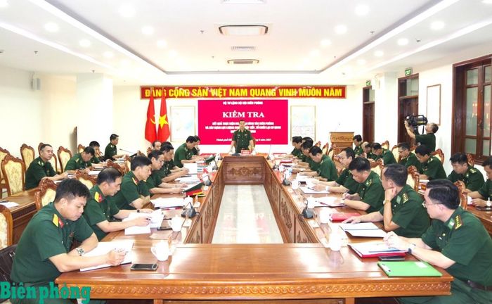 Thiếu tướng Trần Ngọc Hữu, Phó Tư lệnh BĐBP kết luận sau khi kiểm tra. Ảnh: Lê Khoa