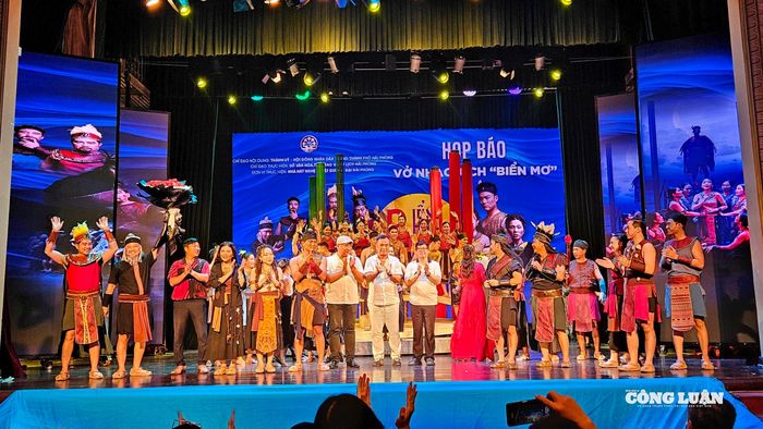 Ê kip vở nhạc kịch ra mắt tại buổi họp báo.