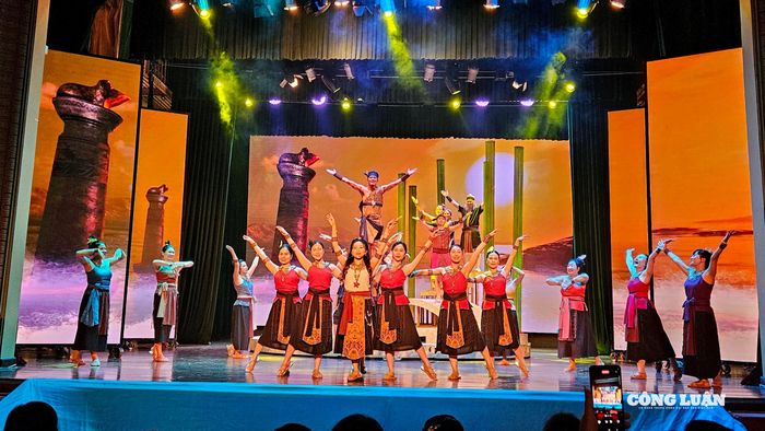 "Biển mơ - Ước hẹn Kim Giao" là sự kết hợp giữa âm nhạc, vũ đạo và diễn xuất.