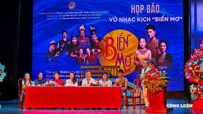 Quang cảnh buổi họp báo.