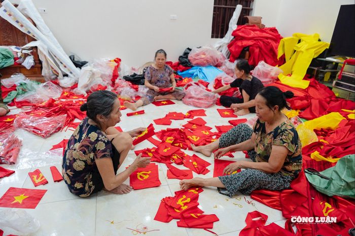 Theo người dân nơi đây, mỗi lá cờ từ lúc cắt vải cho đến khi in hình ngôi sao vàng hay biểu tượng búa liềm đều phải được thực hiện chính xác đến từng chi tiết nhỏ.