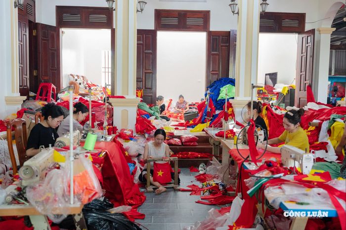 Ngay từ sáng sớm, những người thợ may cờ của làng nghề Từ Vân lại tất bật làm việc để kịp cung ứng cho thị trường cả nước.