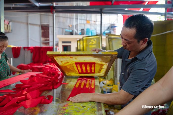 Từ khâu cắt vải theo từng kích thước, in hình ngôi sao vàng, cho đến thêu tay hay may viền hoàn thiện - mỗi công đoạn đều được thực hiện kỹ lưỡng và đầy tâm huyết.