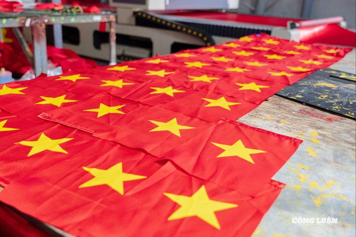 Dù là cờ có kích thước lớn hay nhỏ, vị trí của ngôi sao hoặc biểu tượng đều phải nằm đúng tâm trên nền đỏ, không được xê dịch dù chỉ một ly. Đặc biệt, với người làng Từ Vân thì mỗi lá cờ Tổ quốc không đơn thuần là món hàng, đó còn là cách để đưa hình ảnh Tổ quốc đi khắp mọi miền đất nước