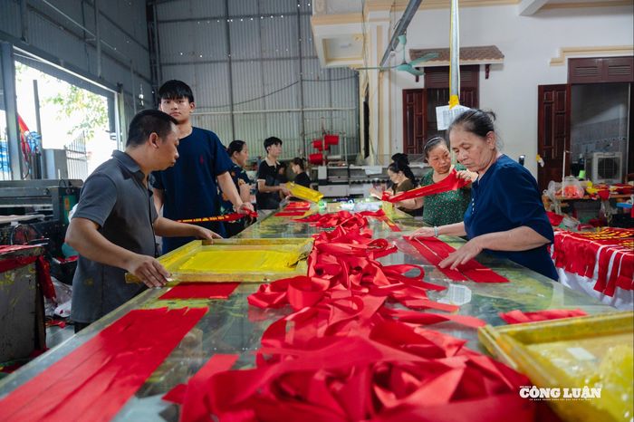 Ghi nhận tại xưởng sản xuất của gia đình ông Nguyễn Văn Phục, không khí làm việc luôn khẩn trương, các công nhân phải tăng ca liên tục để đáp ứng nhu cầu tăng cao từ thị trường trong nước.