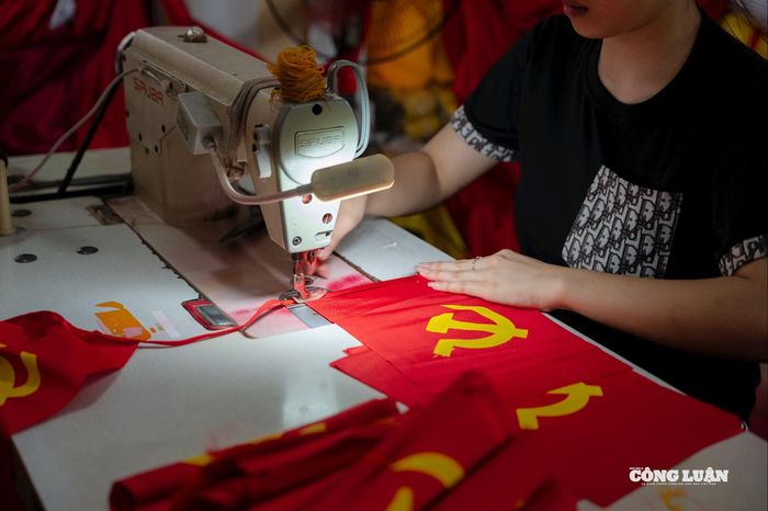 Công đoạn khâu may viền chắc chắn cho những lá cờ Tổ Quốc.