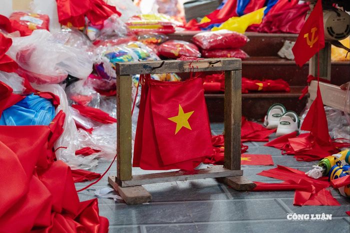 Những lá cờ sau khi hoàn thiện, chờ ngày xuất xưởng phục vụ người dân trên khắp cả nước.
