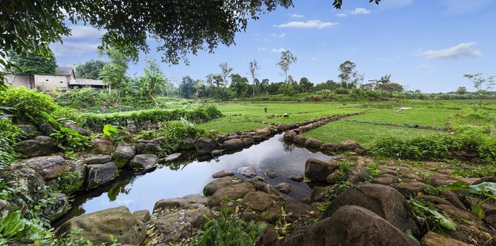 Chủ tịch UBND xã Cồn Tiên Trần Thị Oanh thông tin để thu hút du khách, chính quyền xã đã xây dựng cơ sở hạ tầng phục vụ du lịch, bao gồm bãi đỗ xe, nhà vệ sinh công cộng, và các mô hình homestay. Ở khu vực giếng cổ, người dân còn phát triển các sản phẩm nông sản sạch đặc trưng như rau xà lách xoong, khoai từ, khoai tía, tiêu, nghệ... Các sản phẩm này được trồng nhờ vào nguồn nước tinh khiết từ giếng cổ, tạo ra một mô hình nông nghiệp sạch kết hợp với du lịch bền vững. Từ xưa đến nay, giếng cổ Gio An luôn là nguồn nước đặc biệt cung cấp cho cánh đồng rau xà lách xoong của làng An Nha, loại rau nổi tiếng chỉ có thể phát triển nhờ nước từ giếng của làng. Hệ thống giếng cổ Gio An nằm tại khu vực có điều kiện thuận lợi kết nối với các tuyến du lịch trong khu vực như Nghĩa trang Liệt sĩ quốc gia Trường Sơn, biển Cửa Việt, Tượng đài quân bưu Dốc Miếu, Khu di tích Đôi bờ Hiền Lương - Bến Hải.