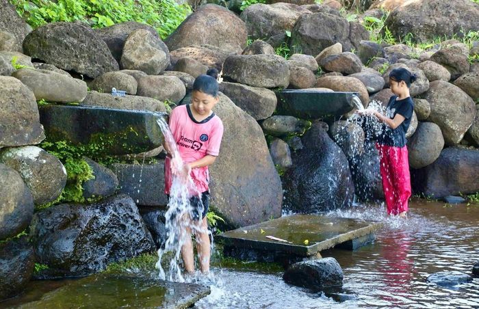 Người Chăm đã chọn lựa các địa điểm nằm ở chân các quả đồi đất đỏ bazan, nơi có mạch nước ngầm chảy qua. Họ đã sử dụng đá để tạo thành các máng dẫn, bể lắng, và vách ngăn, giúp giữ nước trong những mùa khô hạn, tạo ra nguồn nước trong lành, mát mẻ suốt cả năm. Điều đặc biệt là hệ thống giếng cổ Gio An không bao giờ cạn nước, dù trong mùa hè nắng gắt hay mùa đông lạnh lẽo. Người Chăm sử dụng đá để xây dựng các kè chắn, dẫn nước và tạo thành các giếng. Các kiến trúc ở đây thể hiện sự hiểu biết sâu sắc về địa chất và thủy văn của họ.