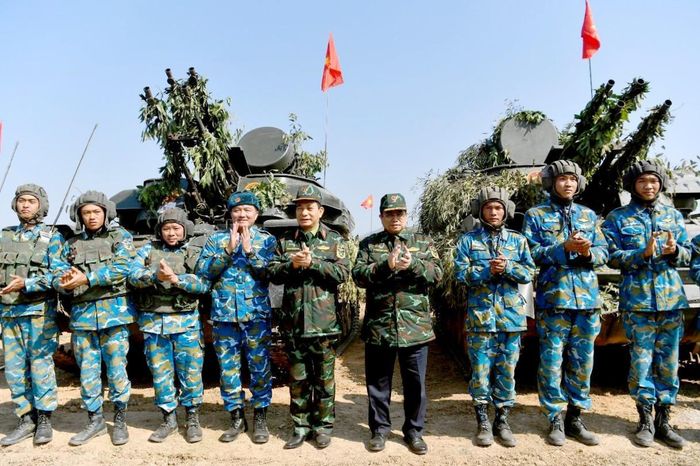  Trong nhiệm kỳ mới, lực lượng Phòng không - Không quân tiếp tục vươn cao khát vọng hiện đại hóa - vững vàng nơi tuyến đầu, sẵn sàng, chủ động trước những hình thái chiến tranh phi truyền thống. Trong ảnh: Thủ tướng Phạm Minh Chính và Bộ trưởng Bộ Quốc phòng Phan Văn Giang chúc mừng cán bộ, chiến sĩ Sư đoàn Phòng không 361 hoàn thành tốt nhiệm vụ tham gia diễn tập ĐT-23, tháng 12/2023. 