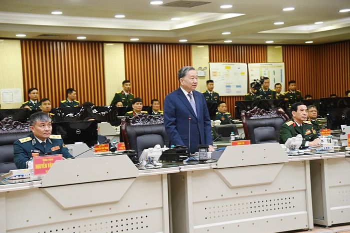  Một nhiệm kỳ khép lại, với dấu ấn đậm nét về sự phát triển toàn diện, vững chắc của lực lượng Phòng không - Không quân trên các trục: Cách mạng - Chính quy - Tinh nhuệ - Hiện đại; đồng thời mở ra chặng đường mới với ý chí, bản lĩnh và niềm tin son sắt của toàn lực lượng. Trong ảnh: Tổng Bí thư Tô Lâm thăm Sở chỉ huy tự động hóa của Quân chủng Phòng không - Không quân, tháng 1/2025. 