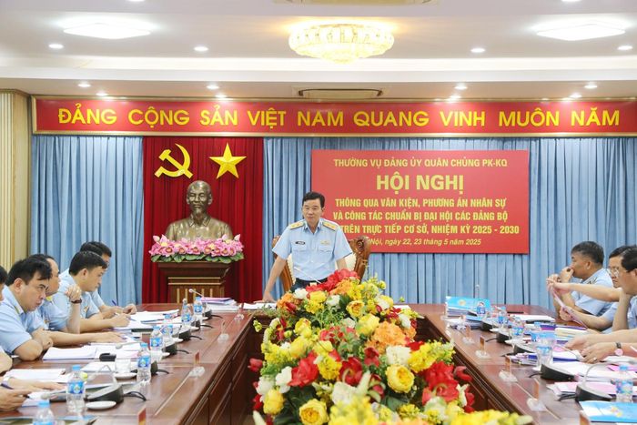  Với nền tảng là bản lĩnh chiến đấu, kỷ luật thép, khoa học công nghệ, và con người là trung tâm, Quân chủng Phòng không - Không quân quyết tâm giữ vững vùng trời thiêng liêng, xứng đáng là lực lượng nòng cốt trong thế trận bảo vệ Tổ quốc từ sớm, từ xa. Trong ảnh: Trung tướng Trần Ngọc Quyến - Bí thư Đảng ủy, Chính ủy Quân chủng thông qua văn kiện, phương án nhân sự và công tác chuẩn bị Đại hội Đảng bộ cấp trên trực tiếp cơ sở, nhiệm kỳ 2025 -2030, tháng 5/2025. 