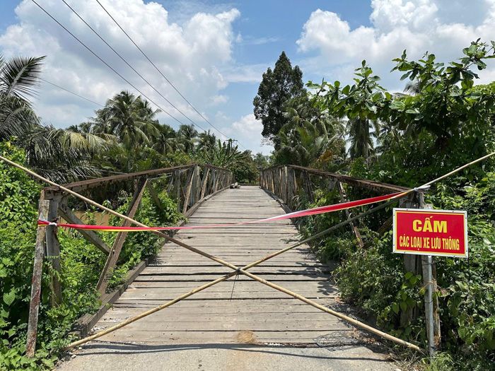 Cầu Bình Đông bị hư hỏng nặng, được chính quyền địa phương rào chắn, cắm biển cấm lưu thông để đảm bảo an toàn cho người dân.
