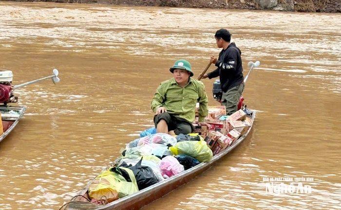 Những chuyến hàng cứu trợ đến với bà con vùng lũ trong những ngày qua. Ảnh: CSCC
