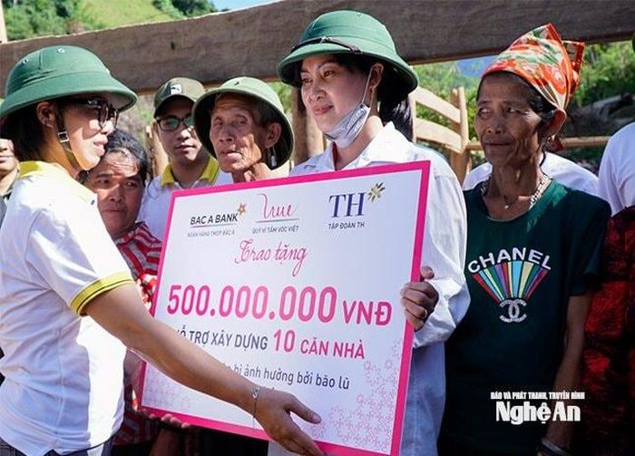Tập đoàn TH, BAC A BANK và Quỹ Vì tầm vóc Việt trao tặng xây dựng nhà dân sau đợt lũ quét năm 2022. Ảnh: Thành Cường