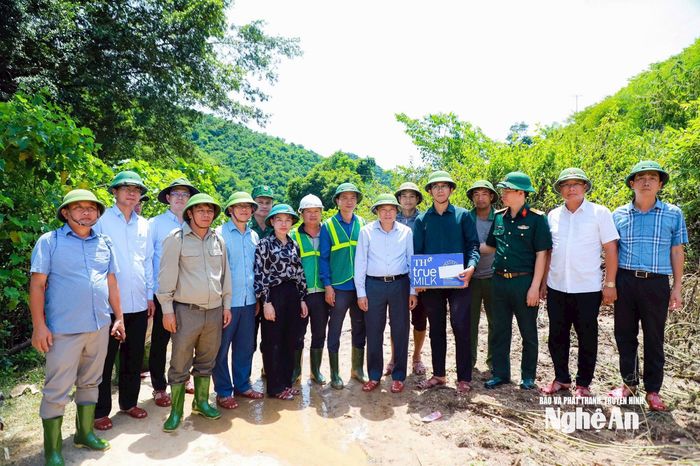 Những món quà được gửi đến các lực lượng đang làm nhiệm vụ thông đường tại Mường Xén - Ta Đo - Khe Kiền. Ảnh: Thành Duy