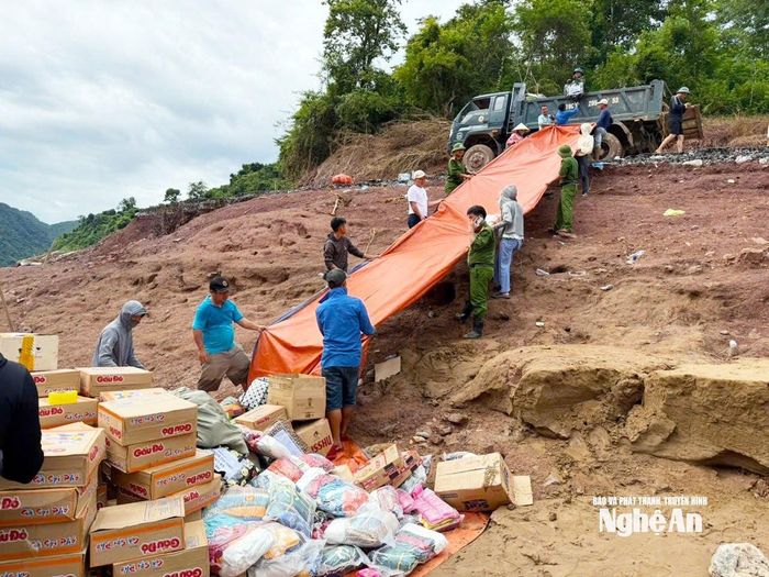 Các lực lượng chức năng vận chuyển hàng cứu trợ cho người dân xã Nhôn Mai. Ảnh: CSCC