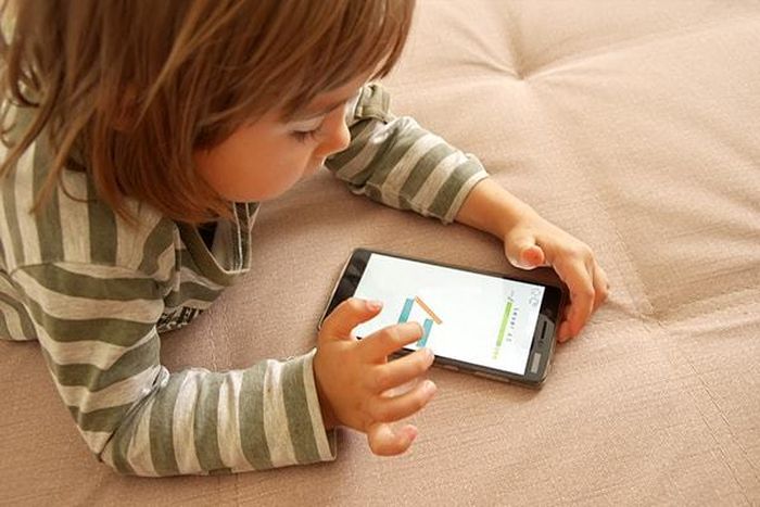 Việc cho trẻ em sử dụng điện thoại quá sớm sẽ có những tác động tiêu cực đến sức khỏe tâm thần của trẻ. Ảnh: Internet.