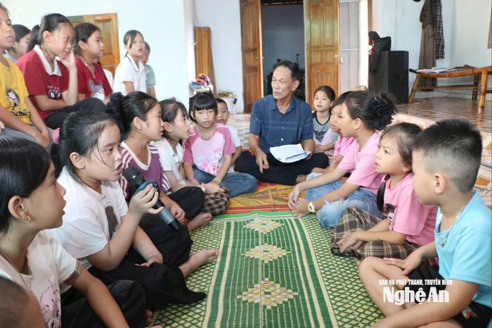Nghệ nhân Ưu tú Ngô Trí Minh bên các học trò nhỏ. Ảnh: Khánh Ly